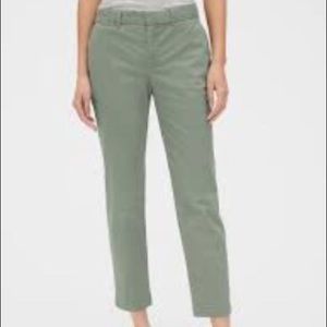 Cropped/Capri Khakis